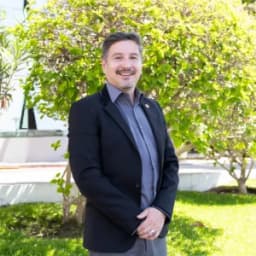Dr. Alfonso Urzúa
