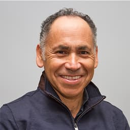 Dr. Gabriel González